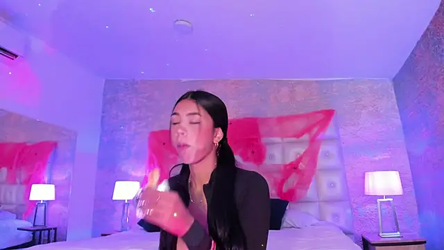 Snapshot of AntonellaRossi chatting on October 8, 2025, 1:56 pm AntonellaRossi online show from October 8, 2025, 1:56 pm