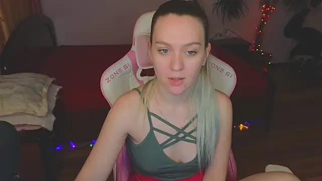 CyrilaPuff online show from December 17, 2024, 8:23 am