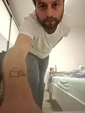 Snapshot of HouseOfCums chatting on October 18, 2025, 3:41 am HouseOfCums online show from October 18, 2025, 3:41 am