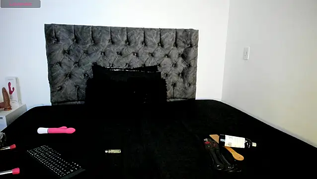 sweet  wild online show from November 12, 2025, 11:41 pm