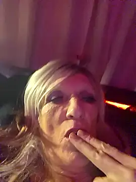 Snapshot of Vonniecd chatting on October 12, 2025, 5:42 am Vonniecd online show from October 12, 2025, 5:42 am