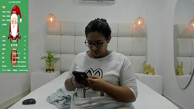 DanielleEvans  online show from November 26, 2025, 11:21 am