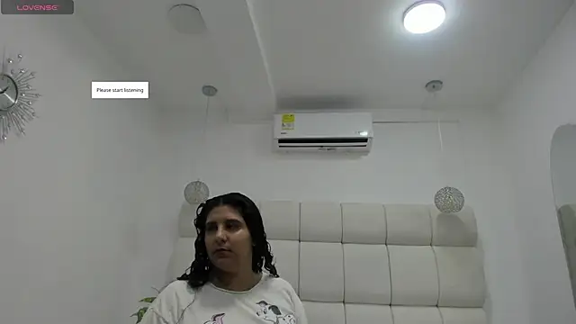 DanielleEvans  online show from November 1, 2025, 11:15 am