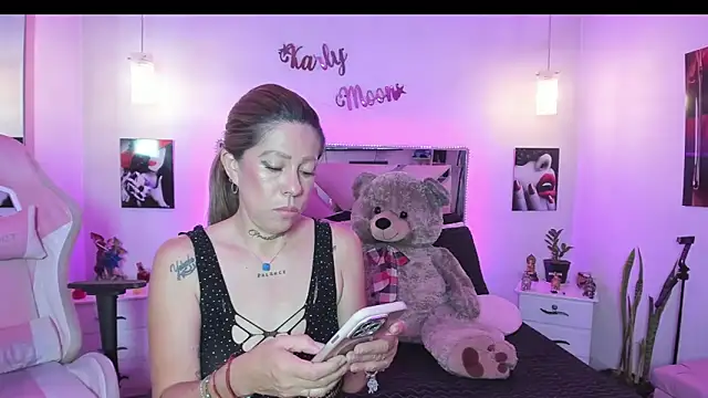 Snapshot of Karly_moon chatting on April 20, 2026, 10:22 pm Karly moon online show from April 20, 2026, 10:22 pm