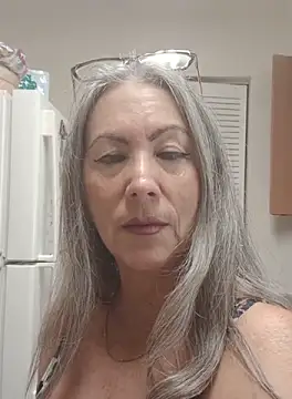 EvaRobinson online show from September 25, 2025, 1:17 pm