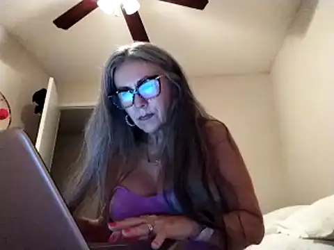 EvaRobinson online show from March 13, 2025, 5:22 am