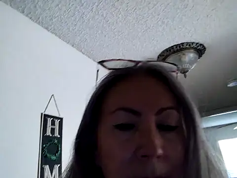 EvaRobinson online show from February 13, 2025, 6:26 pm