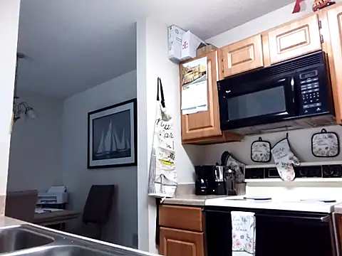 EvaRobinson online show from March 6, 2025, 4:07 pm