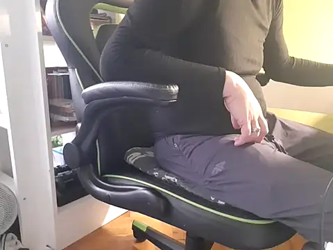 Snapshot of feathersify chatting on November 13, 2025, 6:39 am feathersify online show from November 13, 2025, 6:39 am