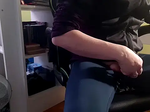 Snapshot of feathersify chatting on December 16, 2025, 7:45 am feathersify online show from December 16, 2025, 7:45 am