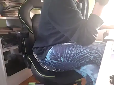 Snapshot of feathersify chatting on October 29, 2025, 8:35 am feathersify online show from October 29, 2025, 8:35 am