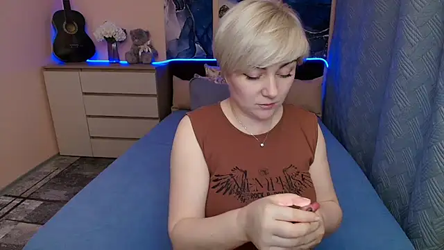 Snapshot of BlondPearl chatting on June 10, 2026, 8:43 pm BlondPearl online show from June 10, 2026, 8:43 pm