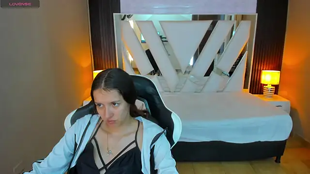 Linda4Petite online show from April 17, 2026, 6:00 pm