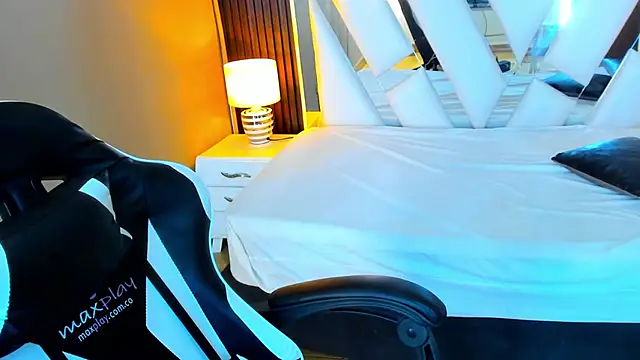 Linda4Petite online show from November 19, 2025, 6:08 pm