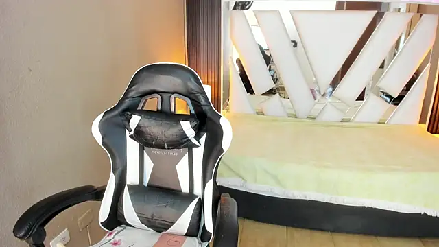 Linda4Petite online show from April 12, 2026, 3:04 pm