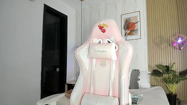 CameronCollins  online show from October 31, 2025, 7:43 pm