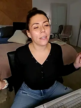 Ellie-L-Elizabeth online show from November 25, 2025, 7:47 pm