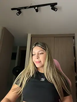 lunablossom  online show from June 28, 2026, 4:08 am