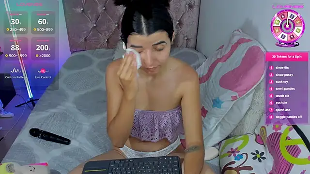 Snapshot of amy_petite chatting on June 4, 2026, 4:33 pm amy petite online show from June 4, 2026, 4:33 pm