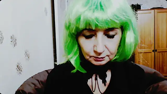 Snapshot of AnnieEltgant chatting on December 4, 2025, 2:27 pm AnnieEltgant online show from December 4, 2025, 2:27 pm