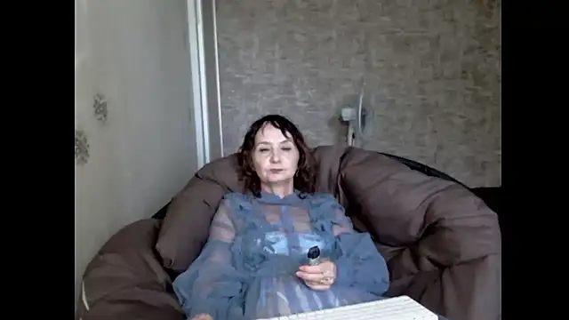 Snapshot of AnnieEltgant chatting on June 21, 2026, 7:36 am AnnieEltgant online show from June 21, 2026, 7:36 am