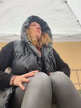 Snapshot of DaisyVibesss chatting on February 16, 2025, 10:54 am DaisyVibesss online show from February 16, 2025, 10:54 am