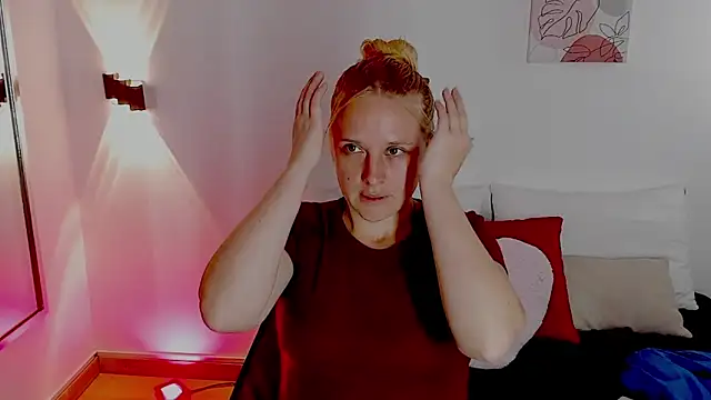 Snapshot of EmilySumer chatting on May 15, 2026, 10:19 pm EmilySumer online show from May 15, 2026, 10:19 pm