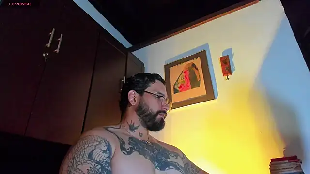 Snapshot of CamiloGray_ chatting on April 28, 2026, 1:59 pm CamiloGray online show from April 28, 2026, 1:59 pm