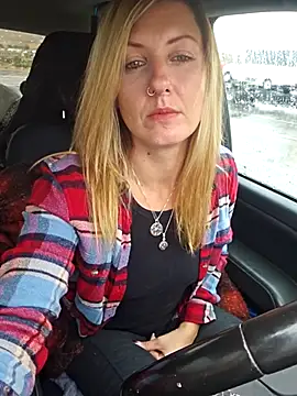 Snapshot of SheIsSomething chatting on November 19, 2025, 9:26 pm SheIsSomething online show from November 19, 2025, 9:26 pm