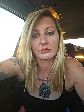 Snapshot of SheIsSomething chatting on January 9, 2026, 12:28 am SheIsSomething online show from January 9, 2026, 12:28 am