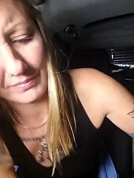 Snapshot of SheIsSomething chatting on January 14, 2026, 1:31 am SheIsSomething online show from January 14, 2026, 1:31 am