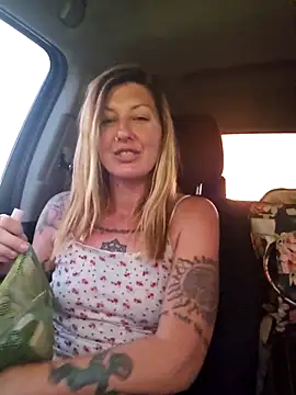 Snapshot of SheIsSomething chatting on March 3, 2026, 1:45 am SheIsSomething online show from March 3, 2026, 1:45 am