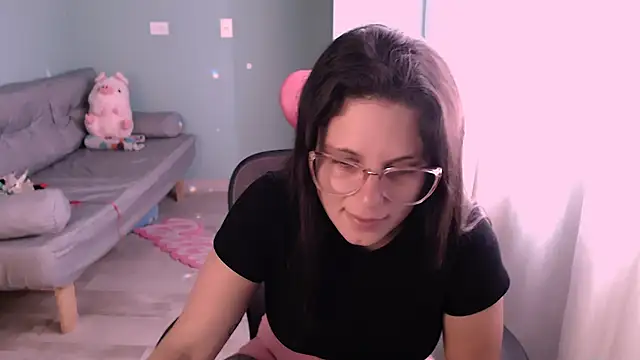 Snapshot of DoctoraMica chatting on October 16, 2025, 5:43 pm DoctoraMica online show from October 16, 2025, 5:43 pm