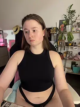 Snapshot of sweetest_pie chatting on April 21, 2026, 6:58 pm sweetest pie online show from April 21, 2026, 6:58 pm