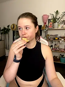 Snapshot of sweetest_pie chatting on November 13, 2025, 11:52 pm sweetest pie online show from November 13, 2025, 11:52 pm