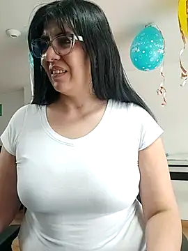 Snapshot of aisha_latina chatting on June 2, 2026, 2:39 pm aisha latina online show from June 2, 2026, 2:39 pm