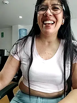 Snapshot of aisha_latina chatting on June 25, 2026, 2:44 pm aisha latina online show from June 25, 2026, 2:44 pm