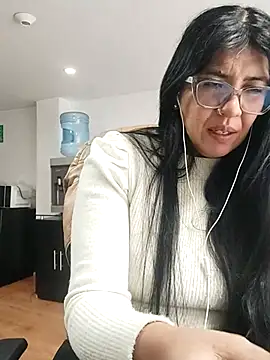Snapshot of aisha_latina chatting on May 27, 2026, 3:30 pm aisha latina online show from May 27, 2026, 3:30 pm
