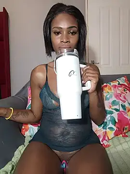 Snapshot of HoneyDropsX chatting on October 29, 2025, 4:33 am HoneyDropsX online show from October 29, 2025, 4:33 am