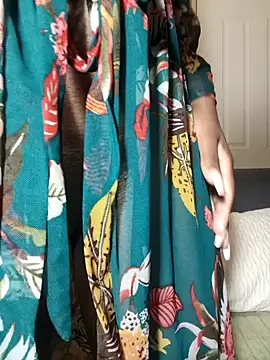 Snapshot of HoneyDropsX chatting on November 11, 2025, 3:34 am HoneyDropsX online show from November 11, 2025, 3:34 am