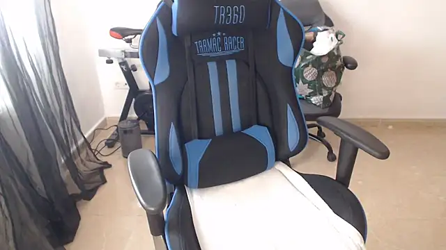 LARACRUZ30 online show from April 10, 2026, 2:57 pm