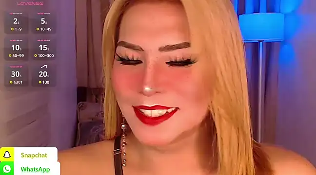 Snapshot of QUEEN_GIAMOORE69 chatting on December 13, 2024, 10:23 pm QUEEN GIAMOORE69 online show from December 13, 2024, 10:23 pm