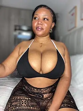 Snapshot of Hyra_Ari chatting on March 11, 2026, 12:21 pm Hyra Ari online show from March 11, 2026, 12:21 pm