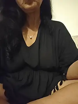 Snapshot of Susannemilf chatting on April 19, 2026, 6:10 pm Susannemilf online show from April 19, 2026, 6:10 pm