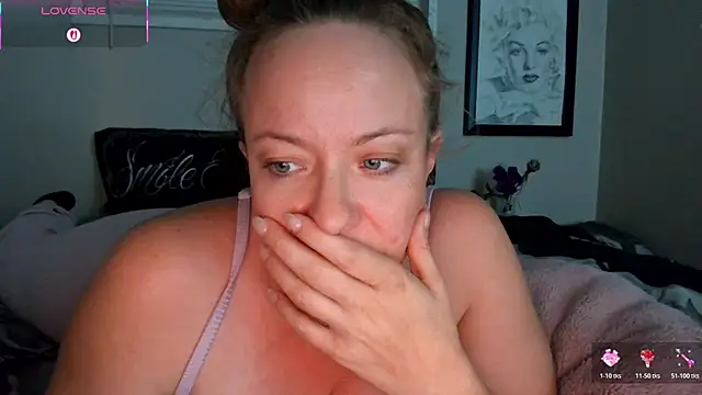 Snapshot of julimonroe chatting on November 5, 2025, 1:52 am julimonroe online show from November 5, 2025, 1:52 am