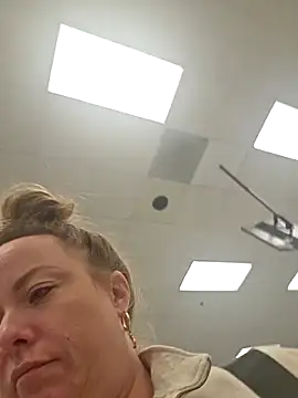 Snapshot of julimonroe chatting on March 28, 2026, 2:12 am julimonroe online show from March 28, 2026, 2:12 am