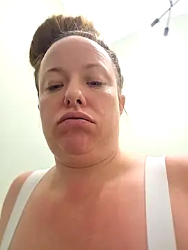 Snapshot of julimonroe chatting on April 15, 2026, 7:58 pm julimonroe online show from April 15, 2026, 7:58 pm