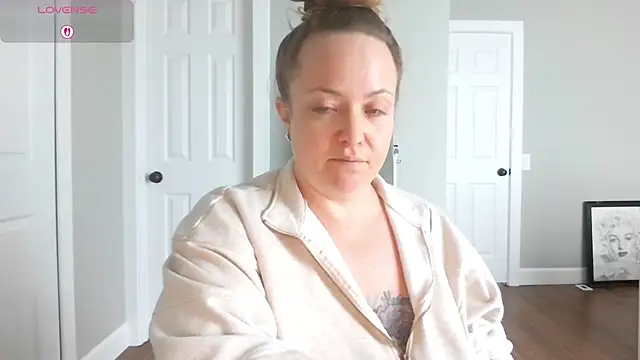 Snapshot of julimonroe chatting on March 15, 2026, 5:42 pm julimonroe online show from March 15, 2026, 5:42 pm