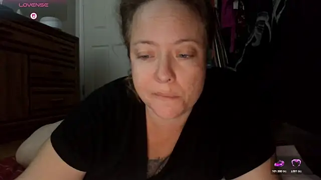 Snapshot of julimonroe chatting on November 10, 2025, 1:27 pm julimonroe online show from November 10, 2025, 1:27 pm