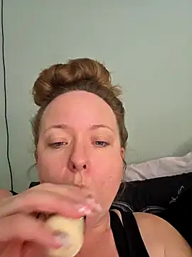 Snapshot of julimonroe chatting on April 11, 2026, 7:39 pm julimonroe online show from April 11, 2026, 7:39 pm